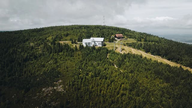 Gdzie są góry izerskie? Odkryj ich tajemnice i atrakcje Gdzie są góry izerskie? Odkryj ich tajemnice i atrakcje