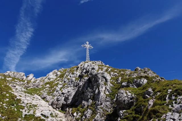 Czy krzyż na Giewoncie jest oświetlony? Ważne daty i tradycje Czy krzyż na Giewoncie jest oświetlony? Ważne daty i tradycje