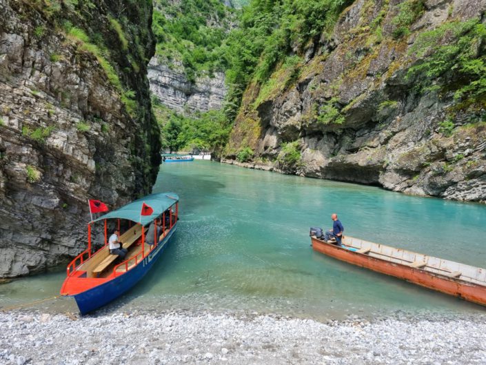 Albania, jezioro Komani i rzeka Shala